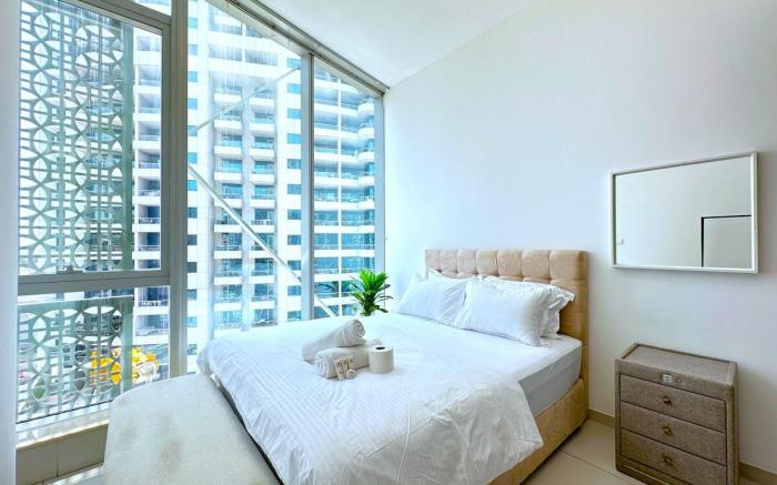 Amazing Roof Top Pool in Nice 1 BHK Flat in Marina