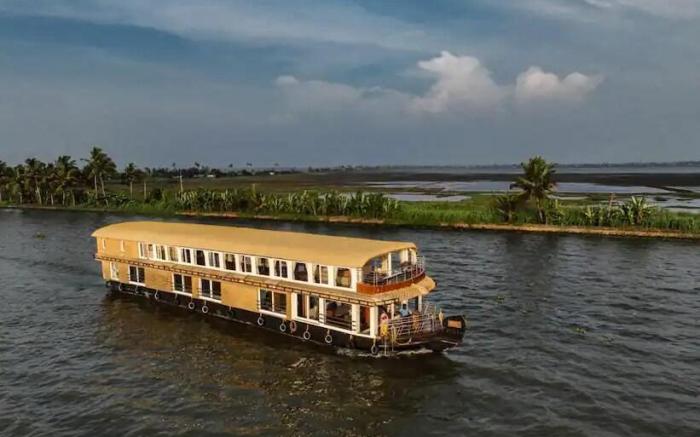 6 Bedroom A/c Private Houseboat With All Meals