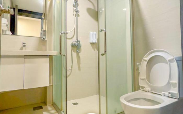 TWO-BEDROOM CORNER UNIT W/ SKYLINE VIEW NEAR MOA 