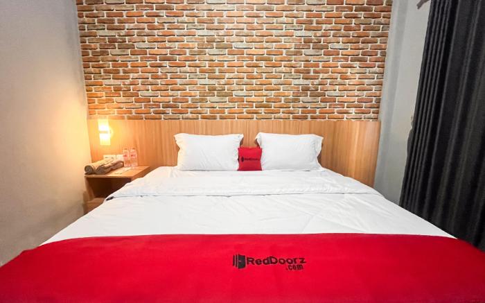 RedDoorz Plus @ New Favour Hotel Gunung Dempo
