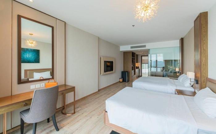 iSuperview 2 big beds Std gym, pool in center