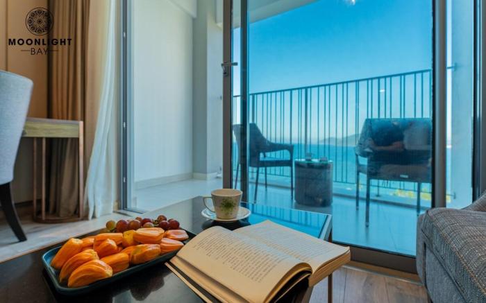 iBeachfront Studio center balcony