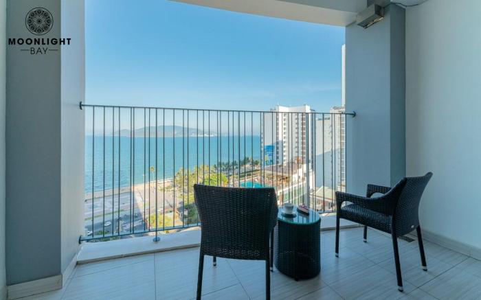 iBeachfront Studio center balcony