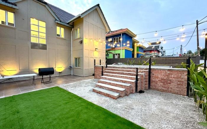 BNB Country Homestay, Rawang- 14 pax, pool, garden