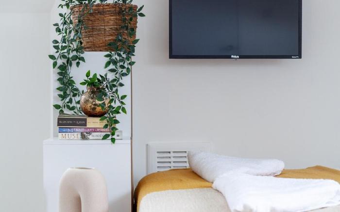 Attic Studio Flat for 2, Finsbury Park, Parking 03
