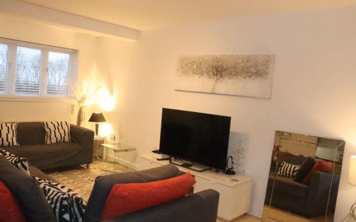 Snug 2BR Apt. Free Parking, 4KTV