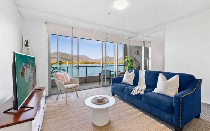 Lux Waterfront - prime location  Pool  Gym   Sauna