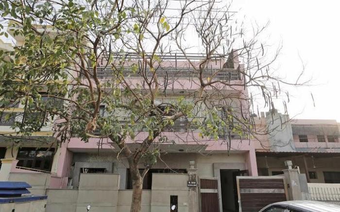 Goroomgo Noida Royal Residency	