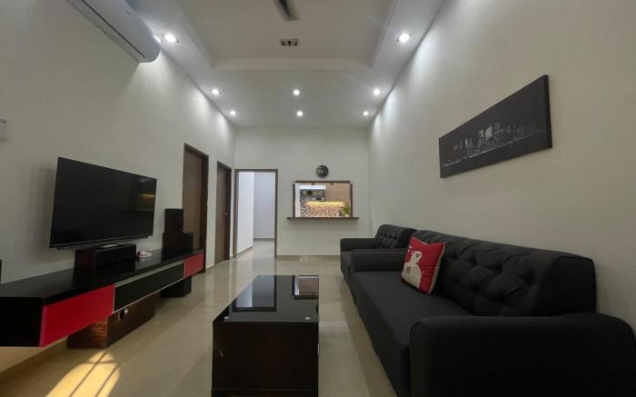 Mutiara Rini Homestay by LongLong