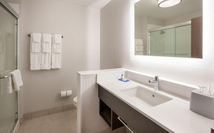 Holiday Inn Express And Suites St.Thomas. By IHG