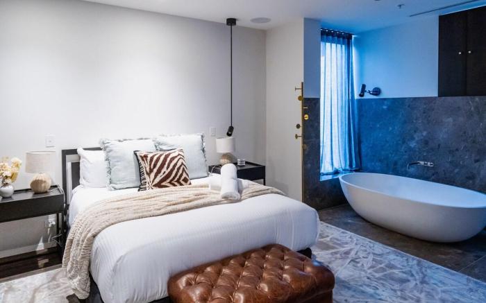 Luxury Melbourne CBD Apt in Iconic QT Building