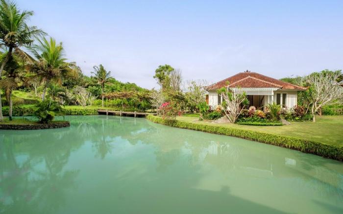 Beachside Villa Kelecung with Beach View