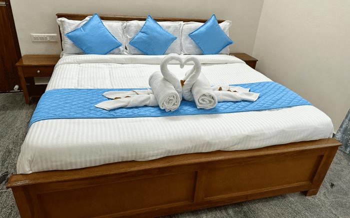 TrueLife Homestays - Bhavya Manor - 2500 SFT Modern homes for family stay - Garden with Flowers - Ti