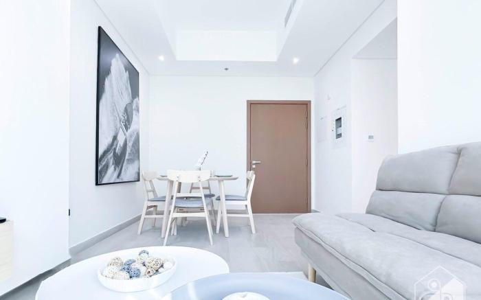 Luxurious 1-BR Apt with Balcony in Azizi Fawad