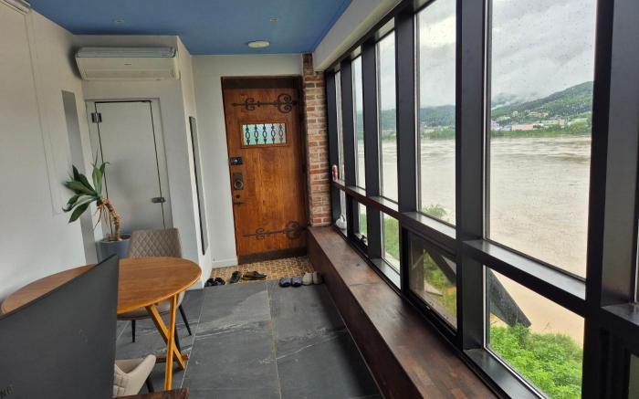 Riverside Villa with Terrace on Namhan River