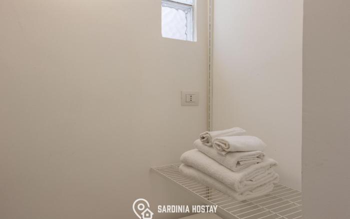 B Room in Cagliari with 1 bathrooms