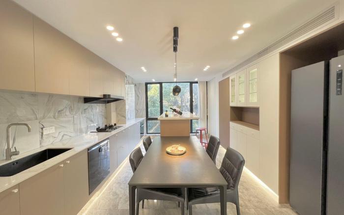 Jing'an Temple modern style apt with floor windows