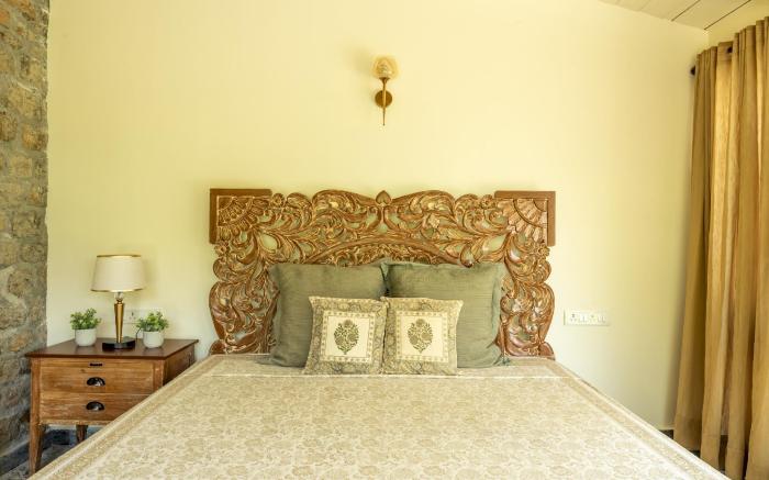 Mystic Abode Colonial House w a Garden by Roamhome