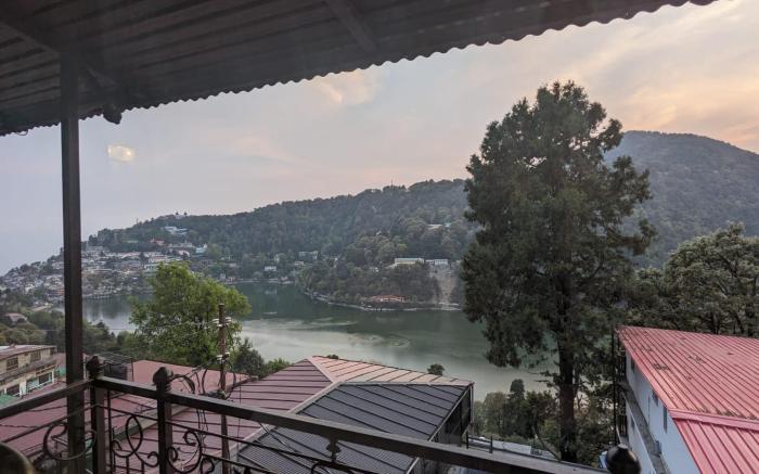 Lake Vista 2bhk close to Mall Road by Roamhome