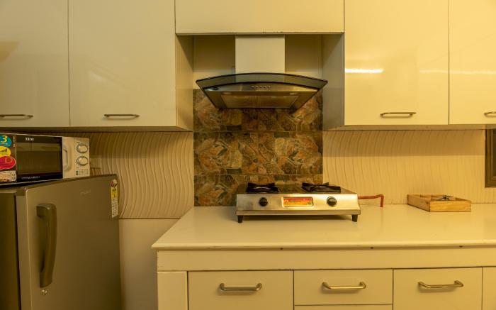 Mountain High Close to Mall Road 2bhk Apartment by Roam home
