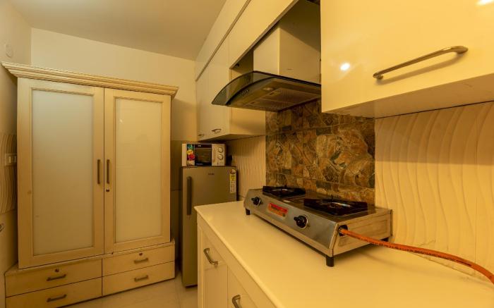 Mountain High Close to Mall Road 2bhk Apartment by Roam home