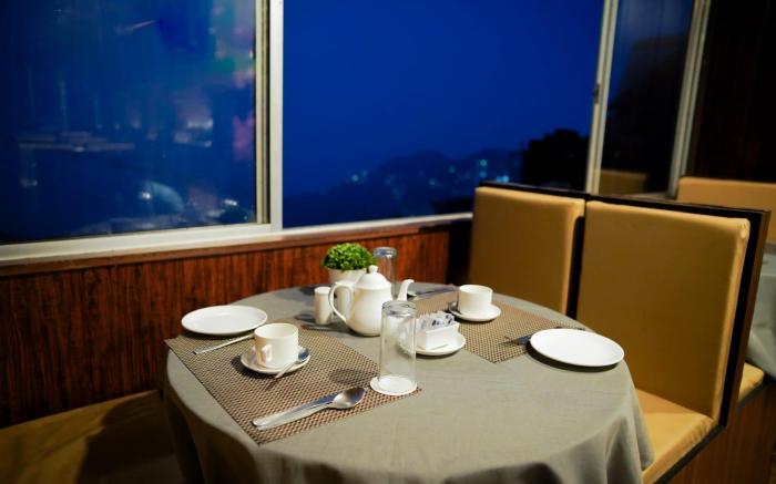 INDUS MOUNT ROYALE HOTEL - 100 Mts. from MALL