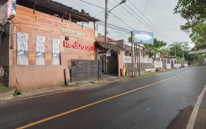 RedDoorz near Pantai Karang Hawu Pelabuhan Ratu