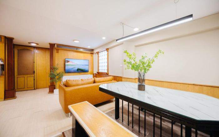 VietHOME - 501 The Wood /2 bedrooms apartment/lift