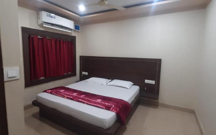 Sea Beach Side Hotel Goroomgo Sea Queen Puri with Premium Room