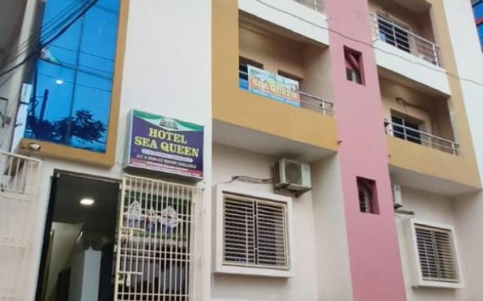 Sea Beach Side Hotel Goroomgo Sea Queen Puri with Premium Room