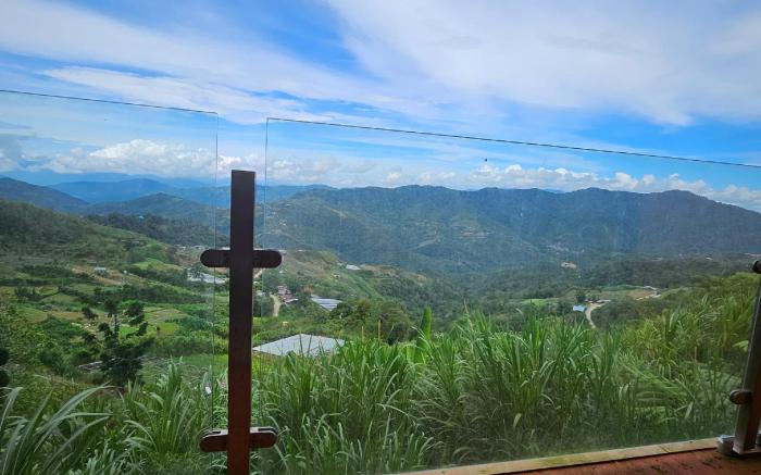 Sinar Akinabalu Valley couple gateway  