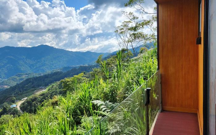 Sinar Akinabalu Valley couple gateway  