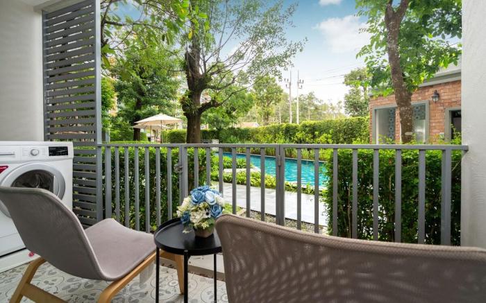 Pool Access Apartment with 1 BR (250M. to Beach)