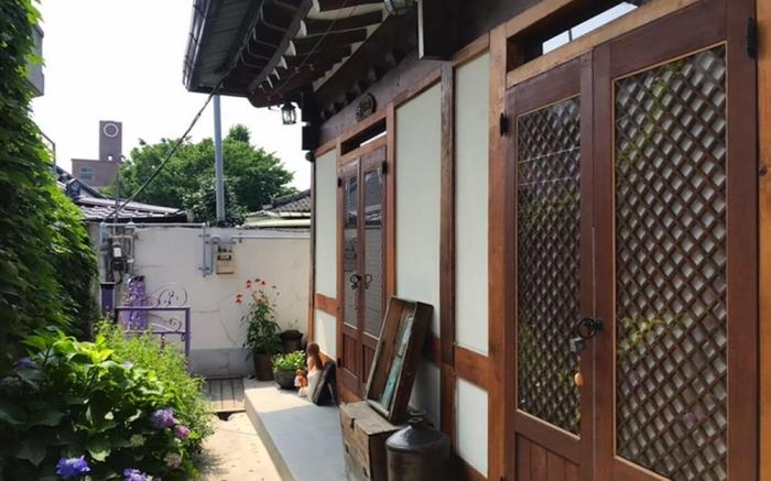 Jeonju Hanok Village under Mountain Pension