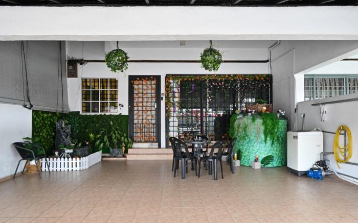 Warm House Alor Akar Linked House 6BR 15pax