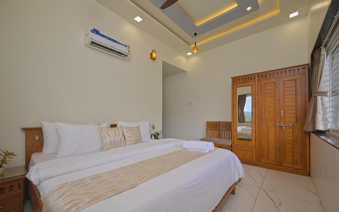 Lake Vista Manor 4BHK Villa with Infinity Pool