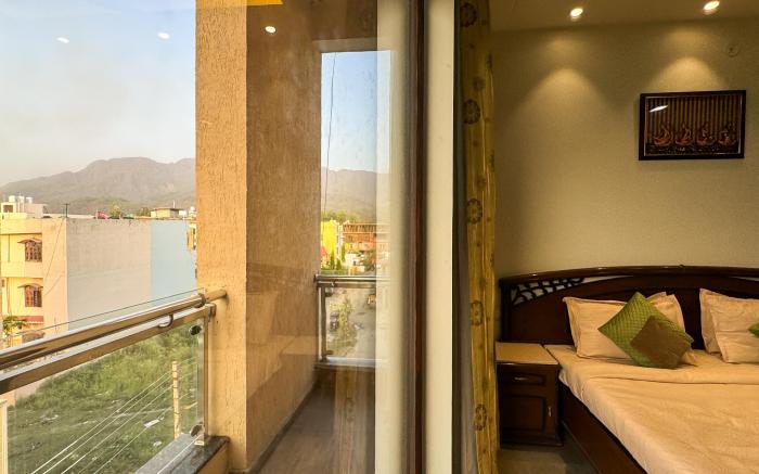 Hotel Nirvana Bliss Behind Parmarth Niketan