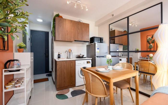Elegant condo w/ balcony Near Airport, CCLEX