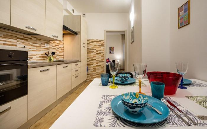 Pop art-inspired homey apartment | self check-in