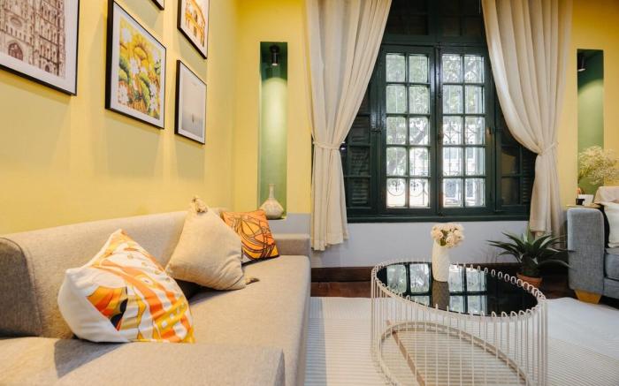 old quarter .duplex 3beds  big window street view