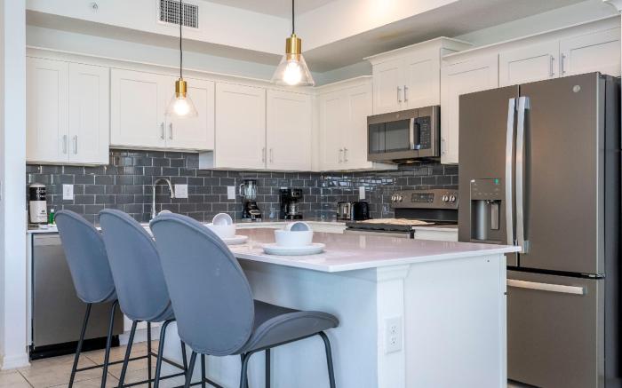 Stylish 2-BR Apt, Sleeps 7, Near Disney Magic