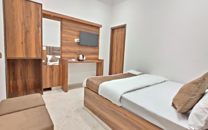 Hotel R S Inn
