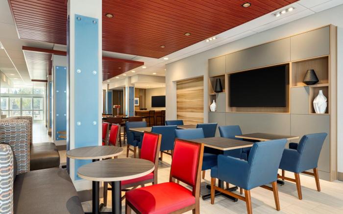 Holiday Inn Express & Suites Hayward – Mission Foothills By IHG