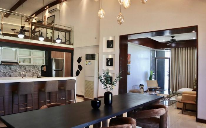 Stylish Luxury Penthouse [3BR, Wifi, Gym, Washer]