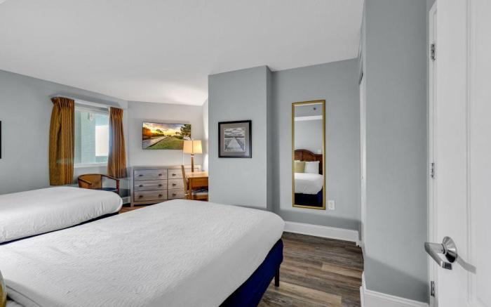 Breathtaking 2BR Condo w Floor-to-Ceiling Windows Overlooking Ocean