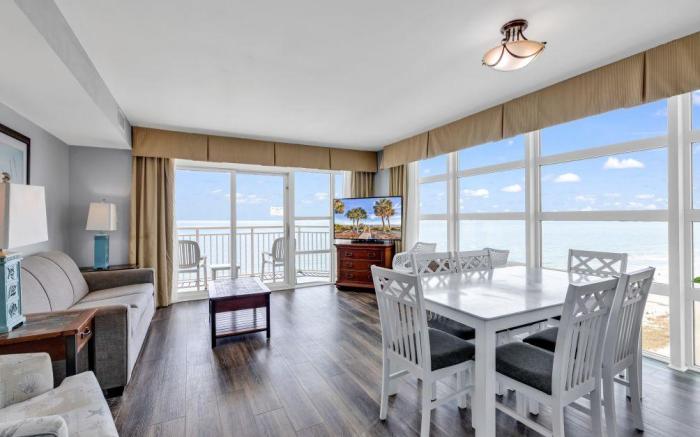 Stunning Condo Overlooking Ocean: Close to the beach