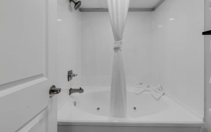 Boardwalk Resort: Ocean Breeze Retreat