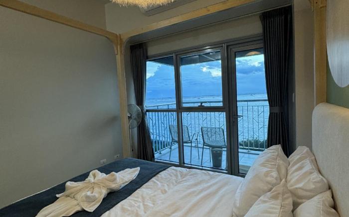 Panoramic Seaview 2BR Near Airport Facing the Bay