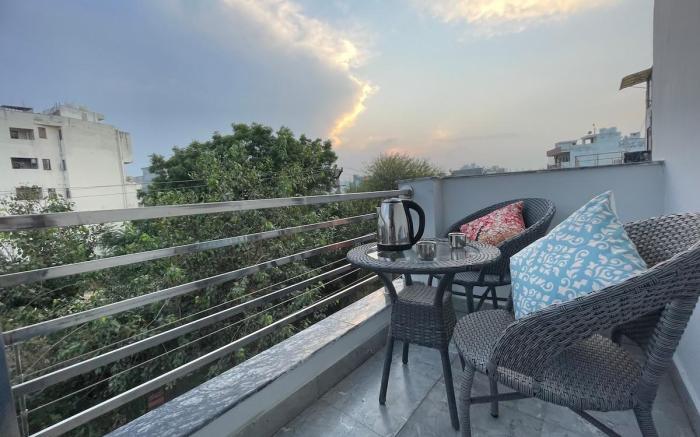 23. 2bhk Pvt theater, Sector 57by Instay