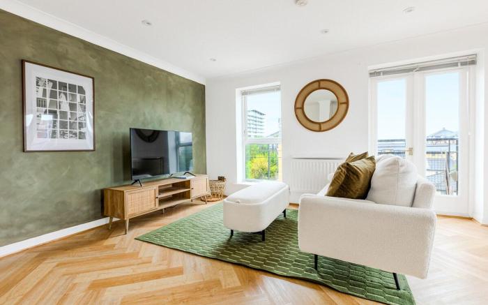 Bright New 2BR flat w/Balcony near ExCeL London